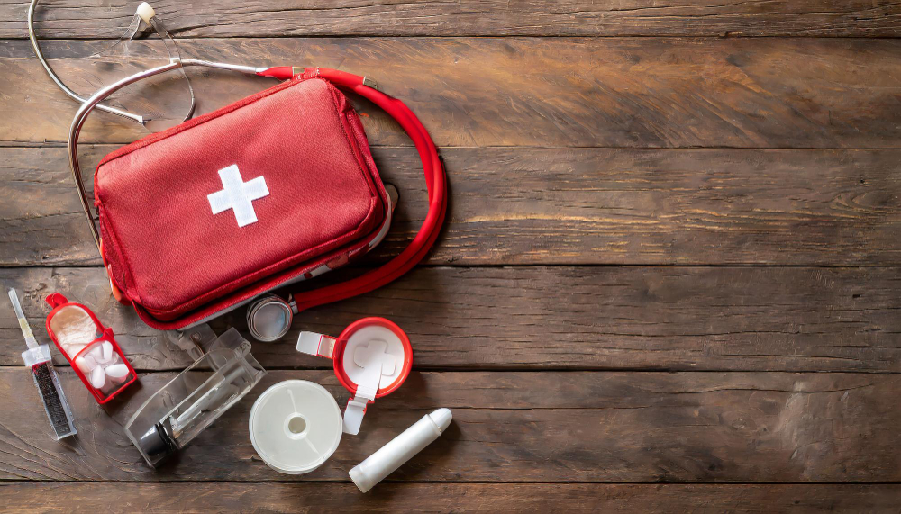 Zestaw pierwszej pomocy survivalowej – co musi się w nim znaleźć?
